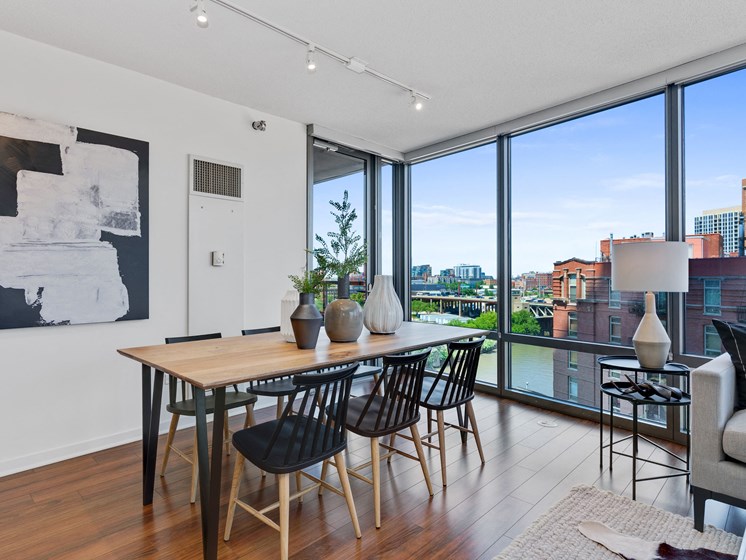 Luxury apartment dining area at Kingsbury Plaza with floor to ceiling windows and views of River North Chicago