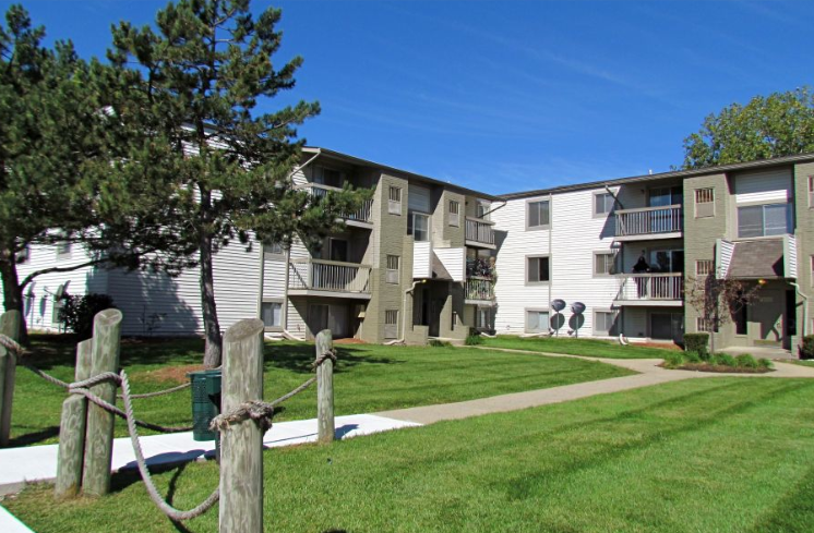 Sterling Heights, MI, Sterling Lake Apartments & Townhomes Courtyard