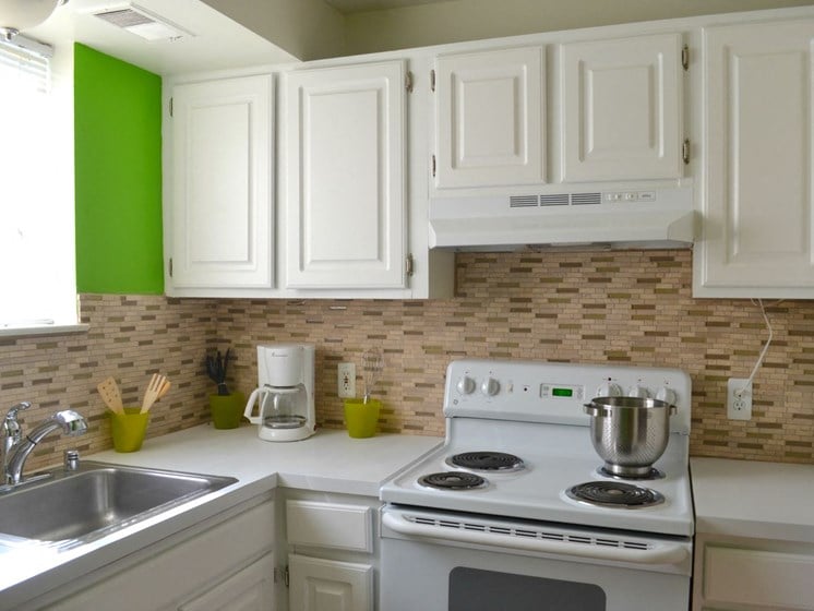 Sterling Lake Apartments - Kitchen - Sterling Heights, MI