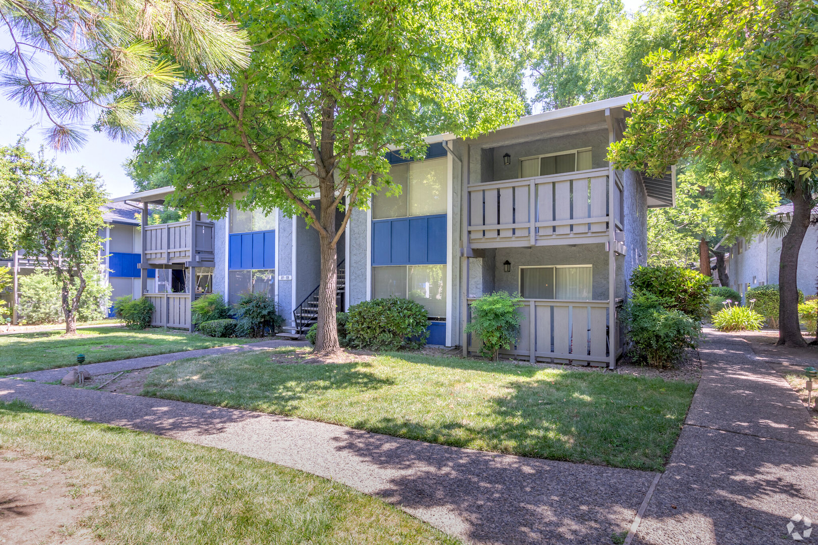 Spacious Studio, 1 & 2 Bedroom Apartments in Chico Westpark Plaza