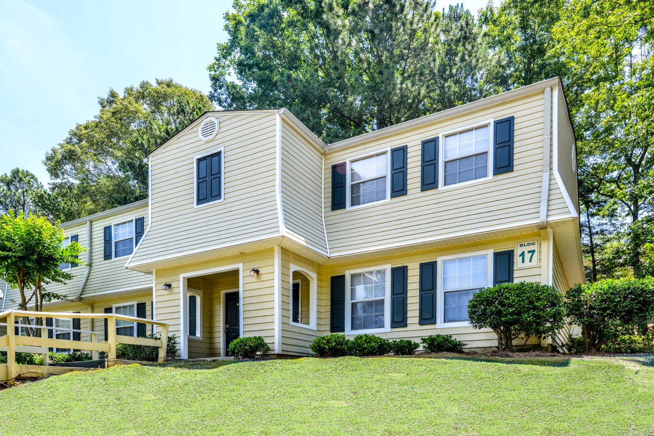 Well maintained buildings and landscaping | College Park, GA 30349
