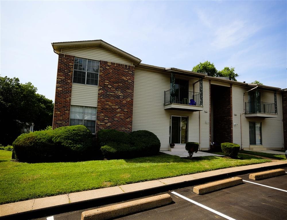 Photos and Video of Whispering Lake Apartments in Florissant, MO