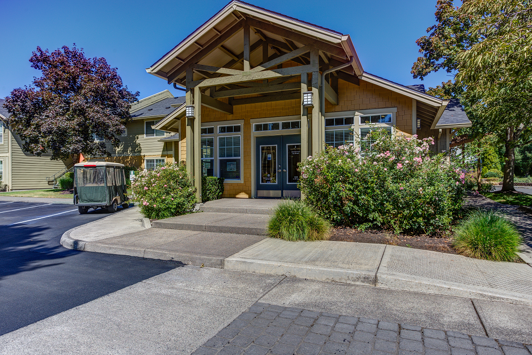 Entry at Commons at Hawthorn Village Apartments, Oregon
