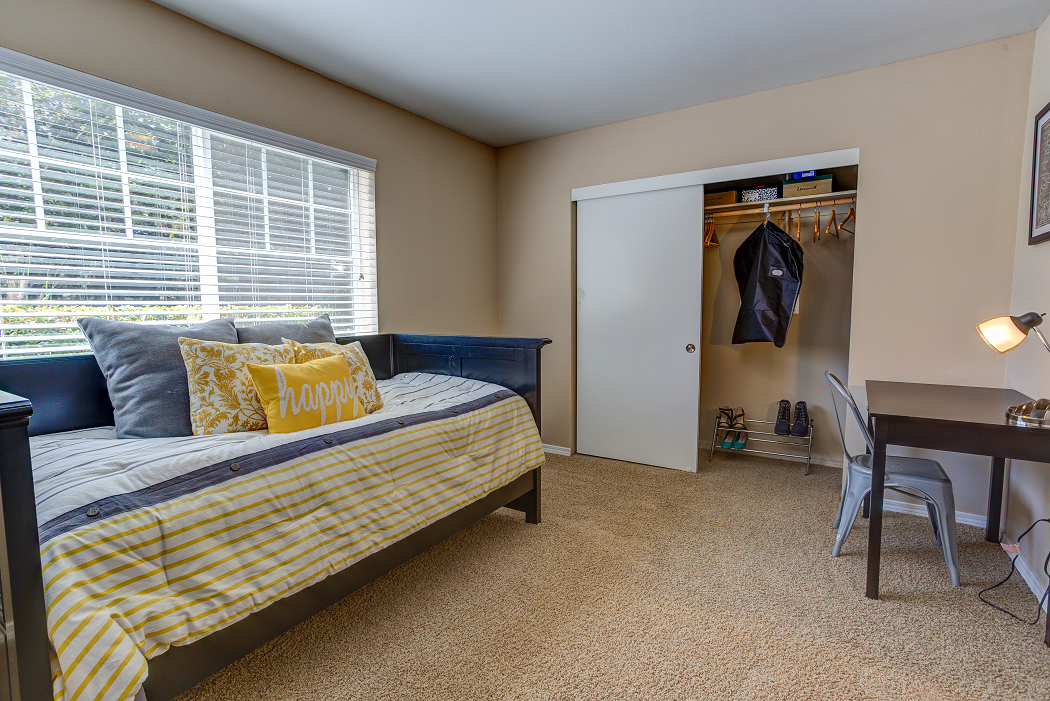 Bedroom with bed and window at Commons at Hawthorn Village Apartments, Hillsboro, 97124