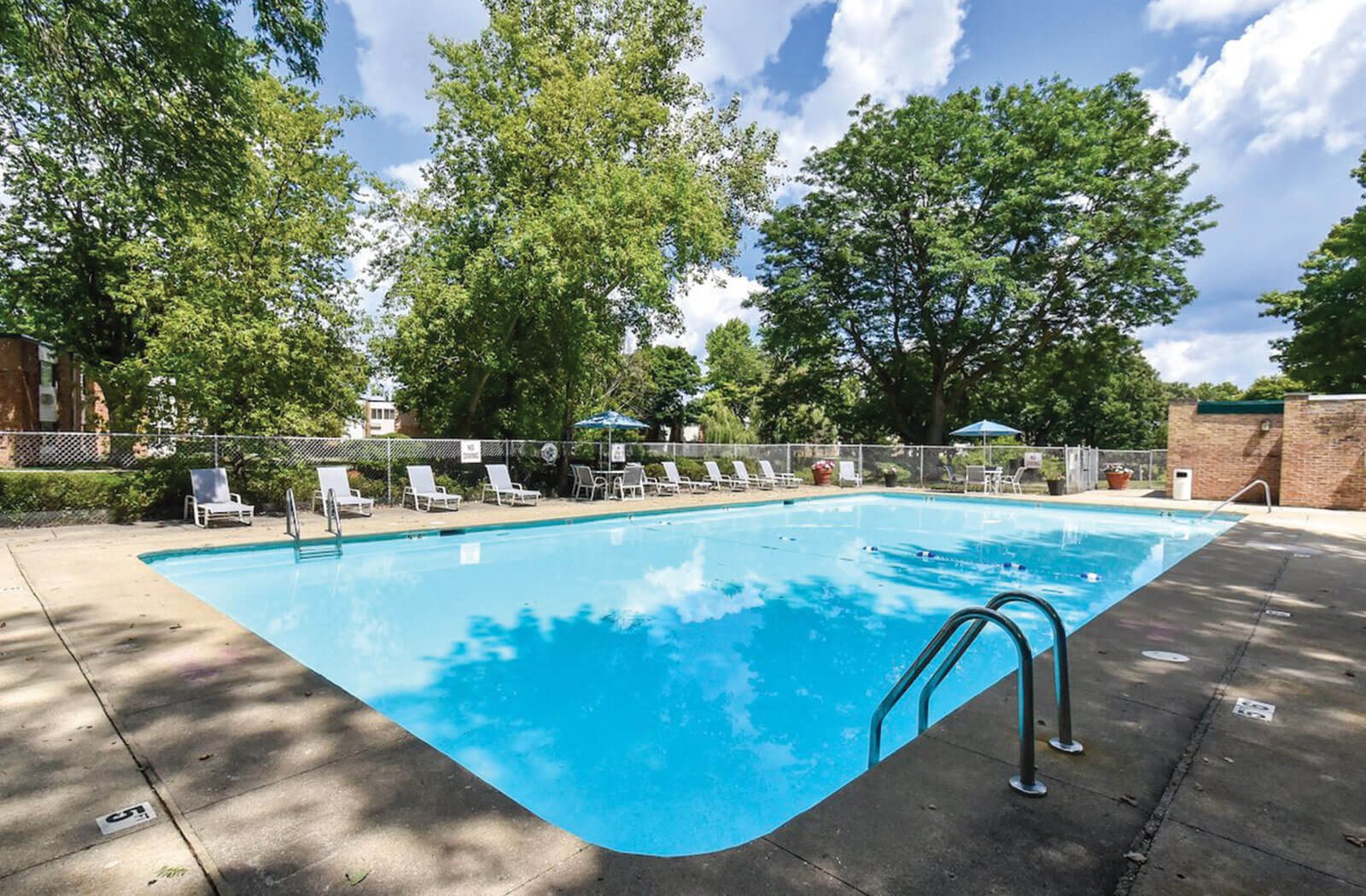 Harbor Lake Apartments in Waukegan, IL