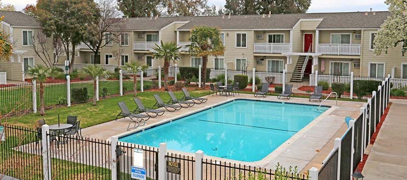 Pool and building view l Park Brentwood CA Apartments for rent