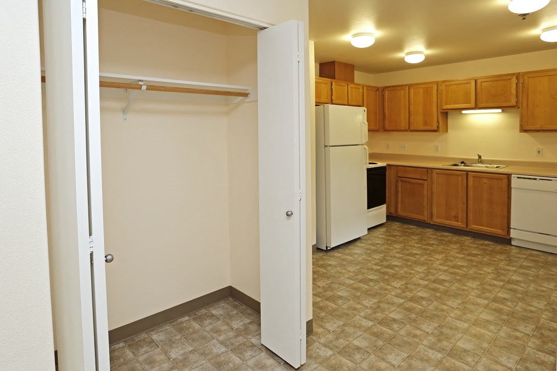 Kitchen and closet l Redwood Commons Apartments McMinnville, OR