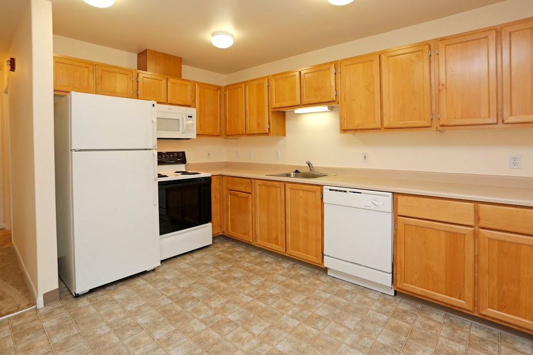 Kitchen l Redwood Commons Apartments McMinnville, OR