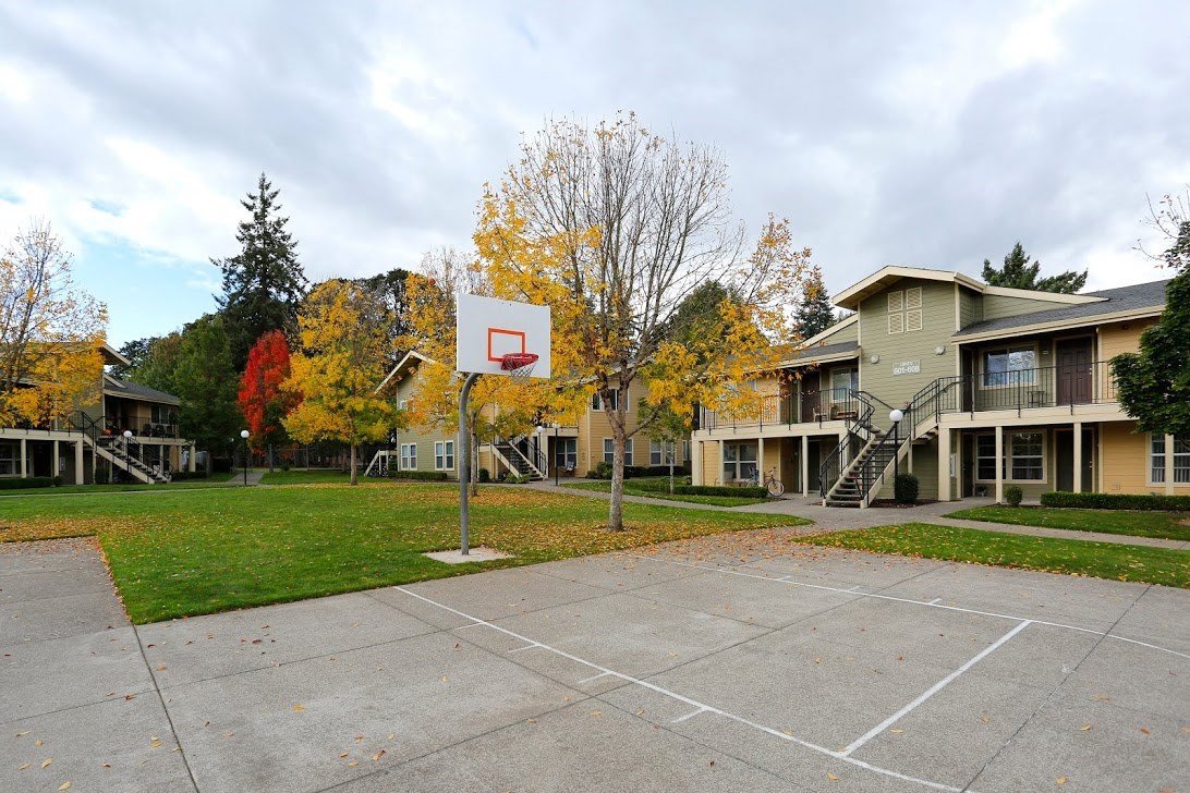 Basketball Court l Redwood Commons Apartments McMinnville, OR
