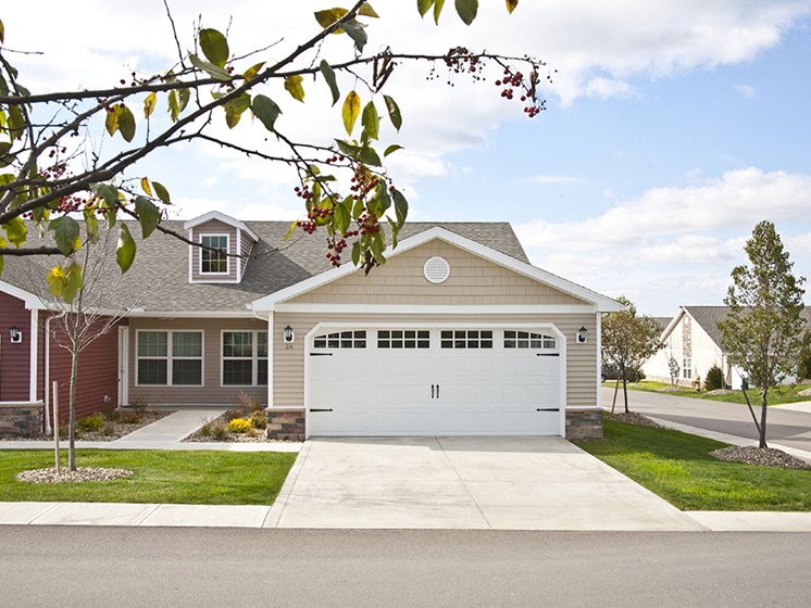 Howell MI Apartment Rentals Redwood Maple Square Two Car Garage