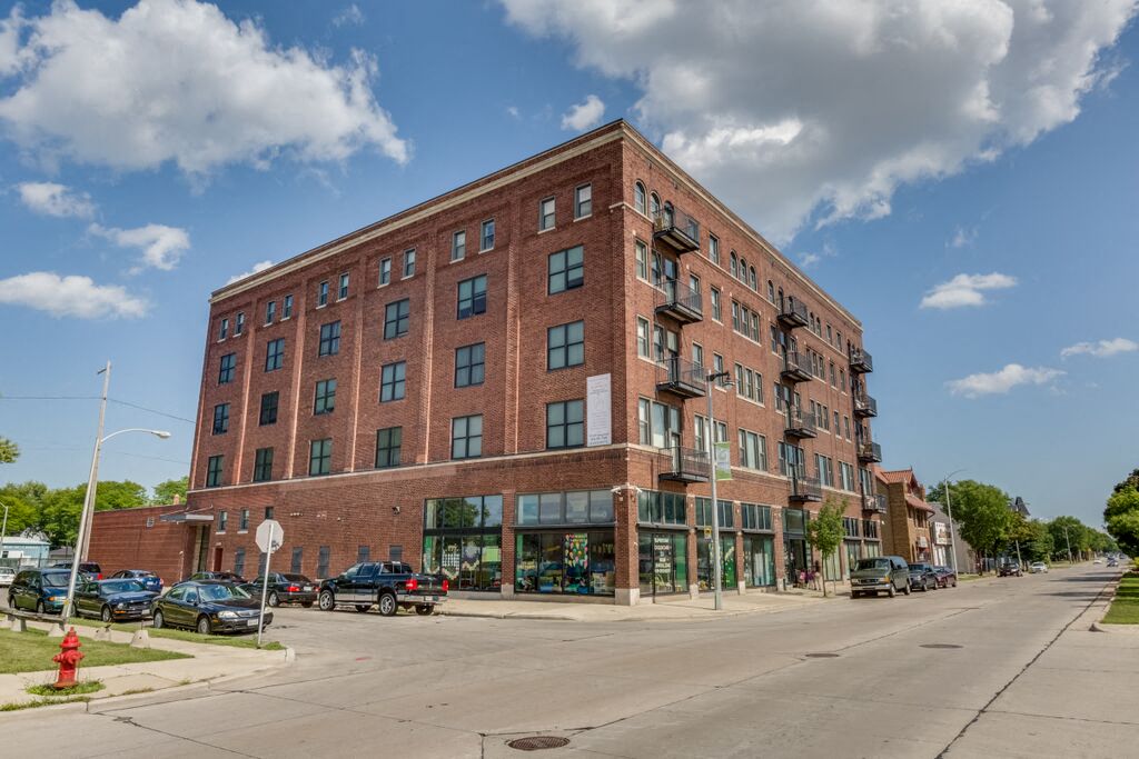 Johnson Park Lofts Apartments 2222 N 19th Street Milwaukee Wi Rentcafe [ 385 x 580 Pixel ]