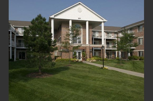 Lush landscaping And Walking trails at Parkway Highlands Apartments & Townhomes 55+, Green Bay, WI,54302