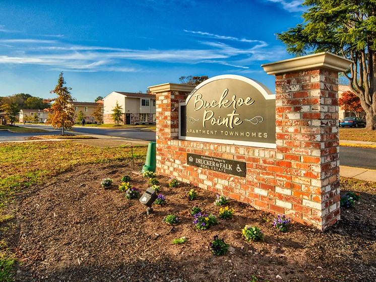 Buckroe Pointe Apartments and Townhomes Sign 2