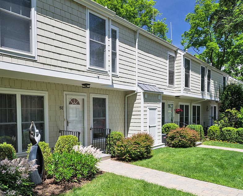 Greenwich Oaks Apartments in Greenwich, CT