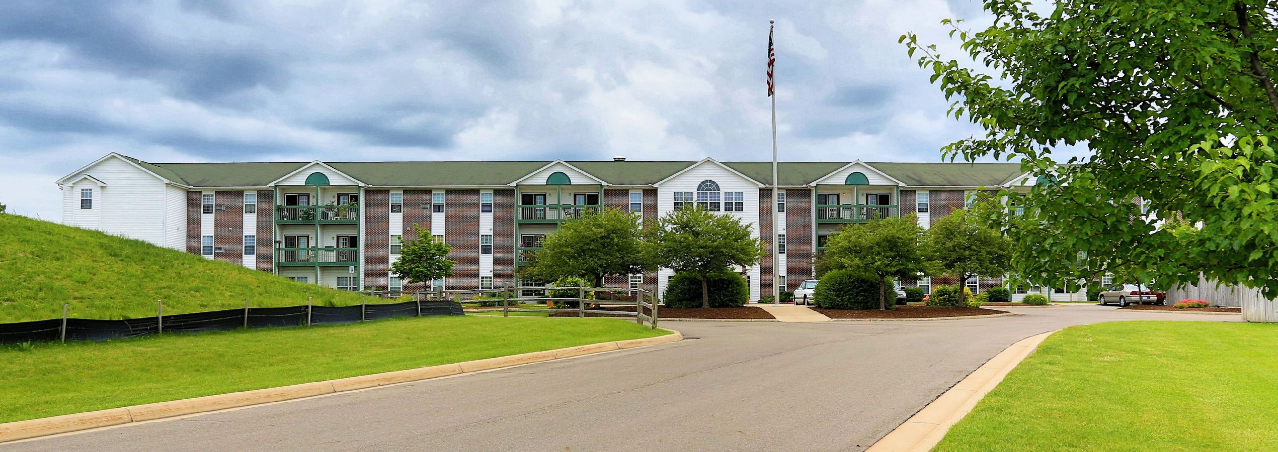 Colonial Woods Apartments in Lansing, MI