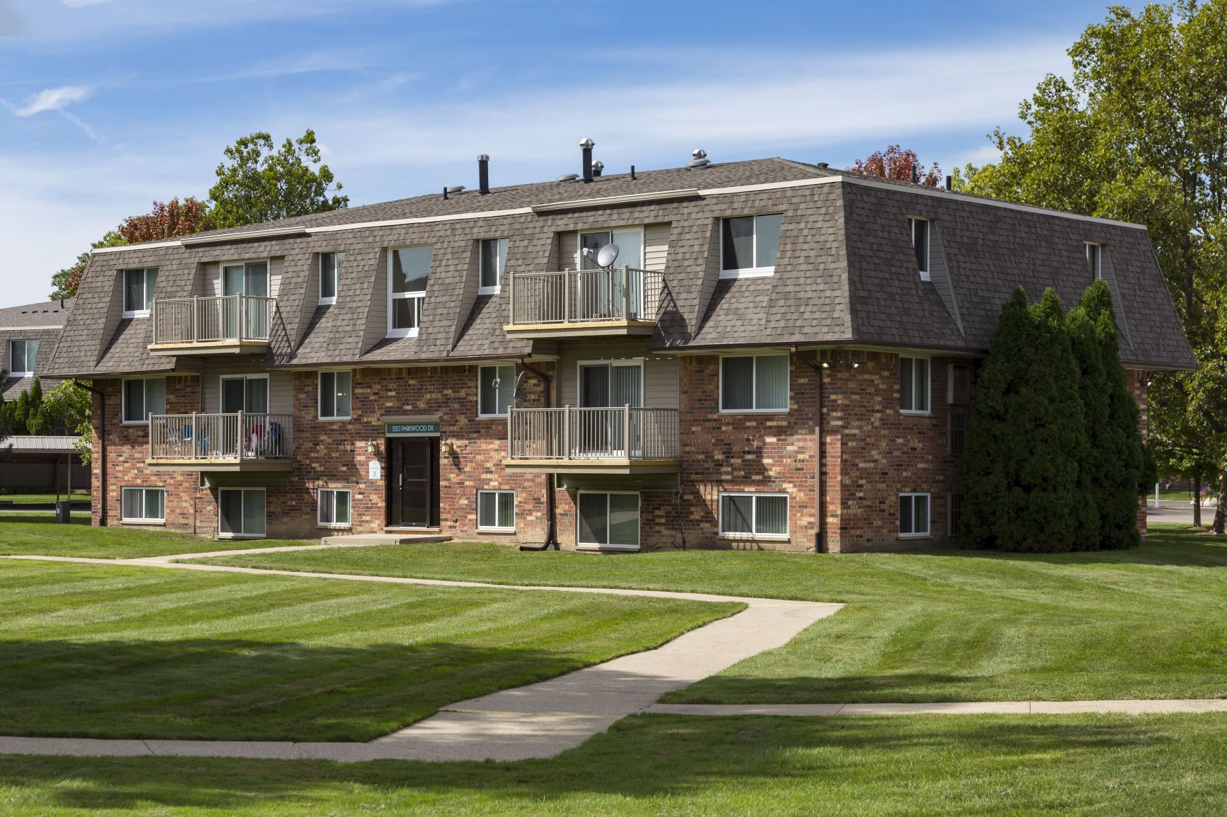 Photos and Video of Plumtree Apartments in Lansing, MI