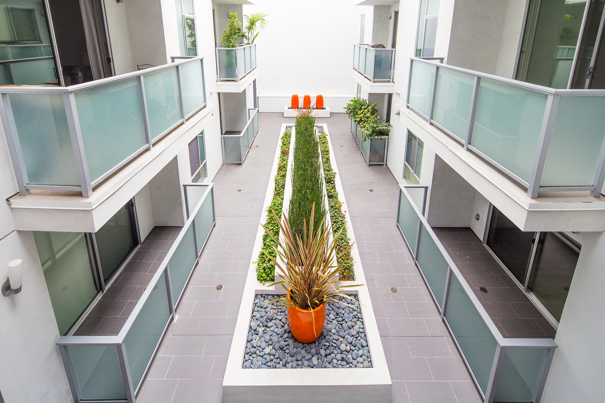 Santa Monica Luxury Apartment 1427 7th courtyard