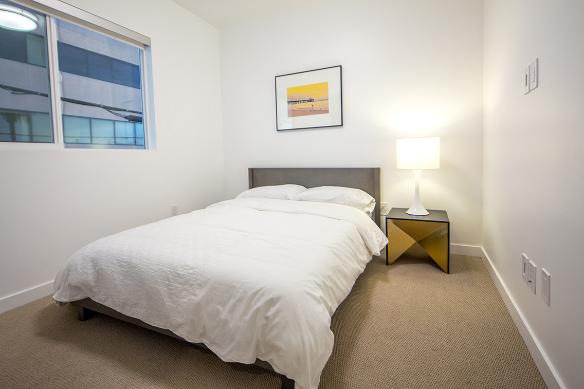 Santa-Monica-Luxury-Apartment-Pacifico-Interior-Bedroom-Nightstand-Berber-Carpet
