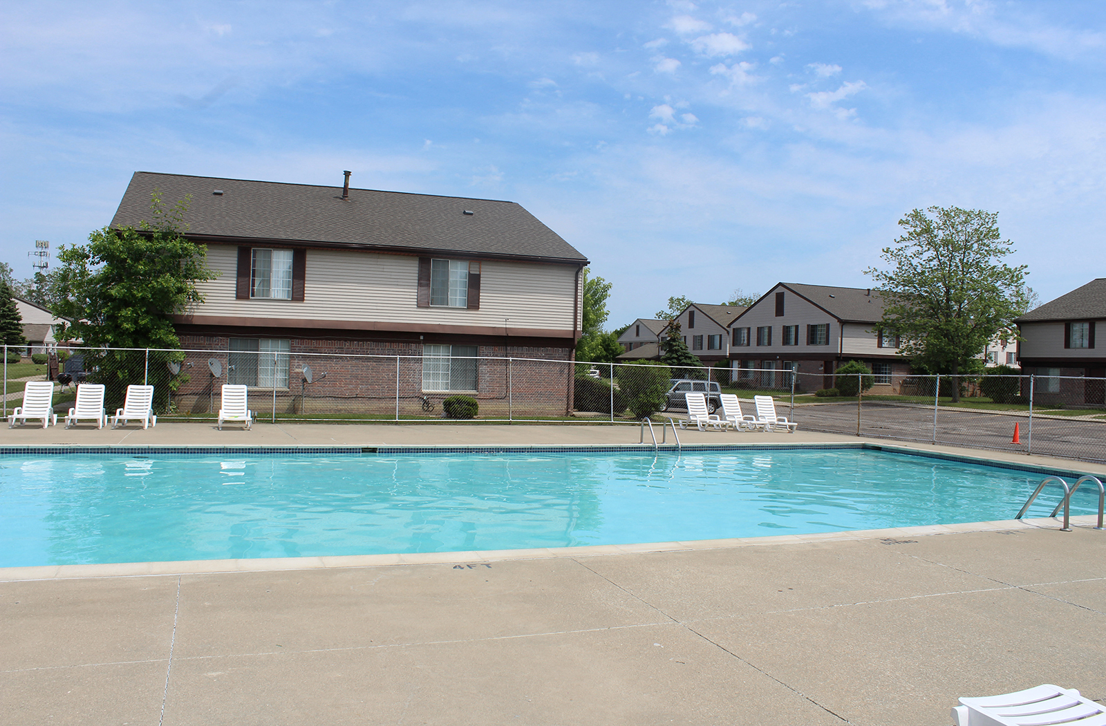 Farmbrooke Manor Apartments in Clinton Twp, MI
