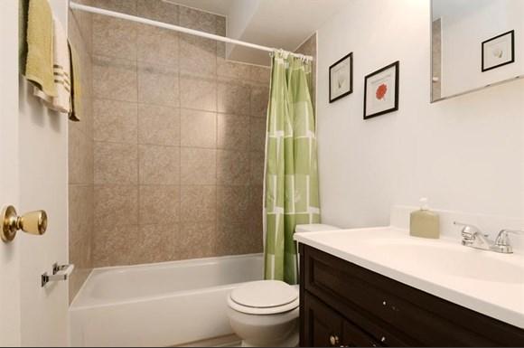 Pangea Cedars Apartments Indianapolis Bathroom