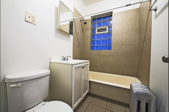 6401 S California Ave Apartments Chicago Bathroom