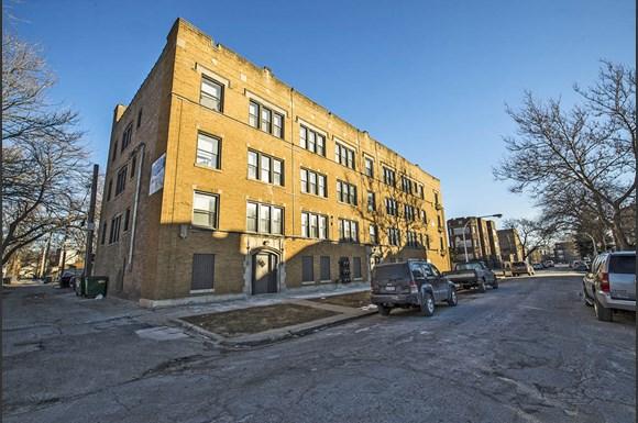 South Shore Apartments for rent in Chicago | 7419 S Phillips