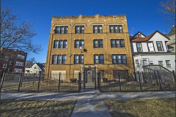 South Shore Apartments for rent in Chicago | 7419 S Phillips