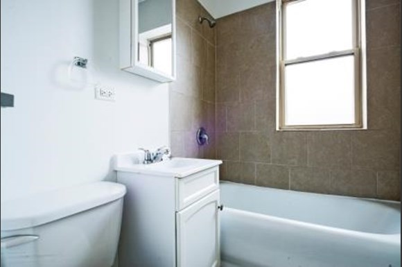 Bathroom of  1108 E 82nd St Apartments in Chicago