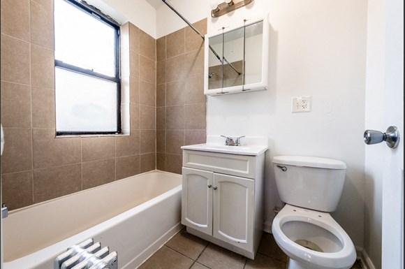8137 S Ellis Ave Apartments Chicago Bathroom