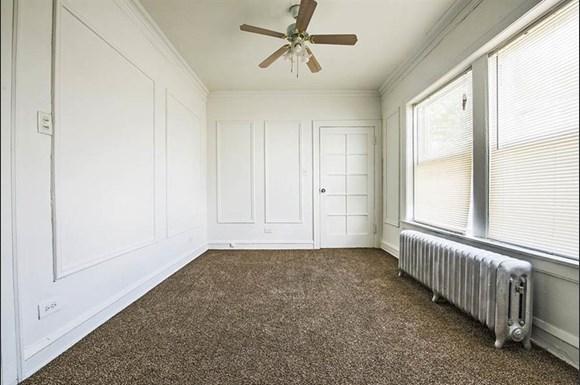 Living Room of 1615 W 77th St Apartments in Chicago