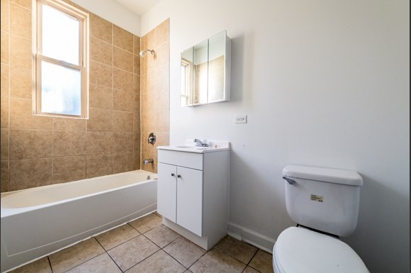 South Shore Apartments for rent in Chicago | 2817 E 77th St Bathroom