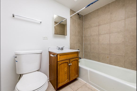 Maywood Apartments for Rent | 2115 S 4th Ave Bathroom