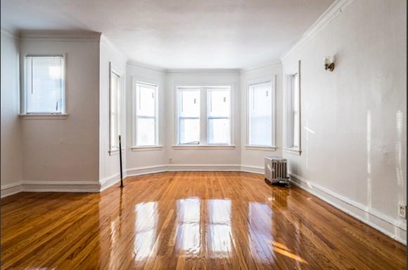 South Shore apartments for rent in Chicago | 1748 E 71st Pl Living Room