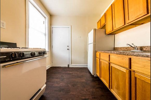 Park Manor Apartments for rent in Chicago | 212 E 69th Pl Kitchen