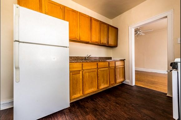 Park Manor Apartments for rent in Chicago | 212 E 69th Pl Kitchen