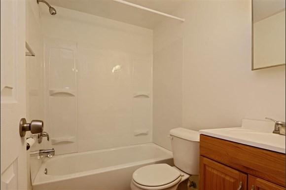 Pangea Courts Apartments Indianapolis Bathroom