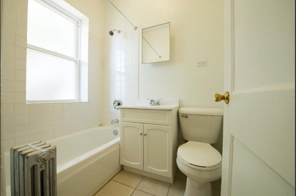 5024 W Quincy St Apartments Chicago Bathroom