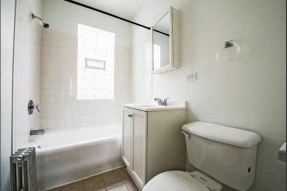 8222 S Ingleside Ave Apartments Chicago Bathroom