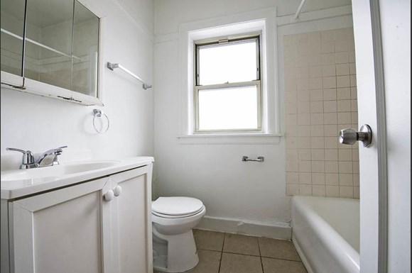8253 S Ingleside Ave Apartments Chicago Bathroom