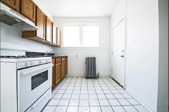 Kitchen of 1616 W 80th St Apartments in Chicago