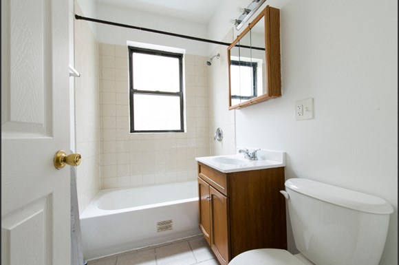 8148 S Ingleside Ave Apartments Chicago Bathroom