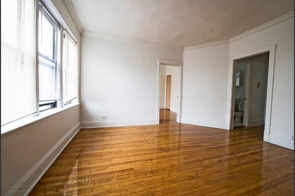 South Shore Apartments for rent in Chicago | 7003 S Harper Living Room