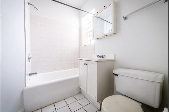 South Shore Apartments for rent in Chicago | 7003 S Harper Bathroom