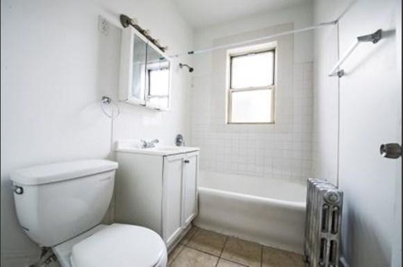 8051 S Ingleside Ave Apartments Chicago Bathroom