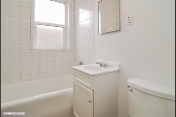 5011 W Maypole Ave Apartments Chicago Bathroom