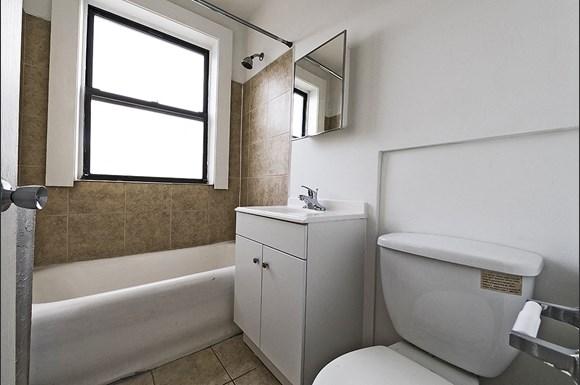 Auburn Gresham Apartments for rent in Chicago | 808 W 76th St Bathroom