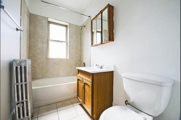 8000 S Drexel Ave Apartments Chicago Bathroom