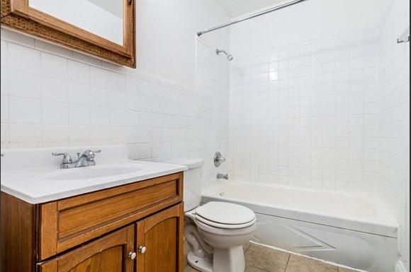 South Shore Apartments for rent in Chicago | 7706 S Saginaw Bathroom