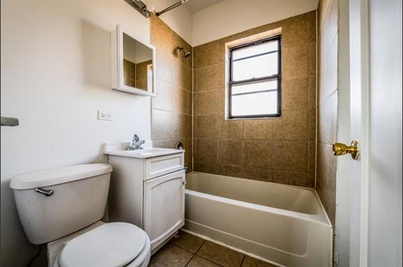 6400 S Rockwell St Apartments Chicago Bathroom