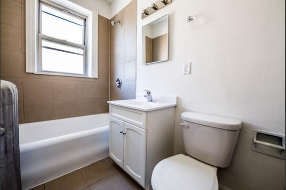 6705 S Michigan Ave Apartments Chicago Bathroom